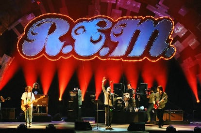 R.E.M. actuando en unos premios MTV en Nueva York en 1995.