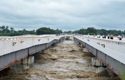 El 29 de agosto de 2018, el embalse de la represa Swar Chaung colapsó por la presión de las lluvias torrenciales, causando un caudaloso flujo de agua que anegó las llanuras rurales de la región de Bago, a 70 kilómetros al noreste de Rangún. Alrededor de 63.000 personas se han visto afectadas. La rotura de la represa ha tenido lugar semanas después de que las fuertes lluvias monzónicas obligaran a 150.000 birmanos a huir de sus hogares. En la imagen, un puente que une a Yangon con la capital Naypyidaw se ve dañado por las inundaciones.
