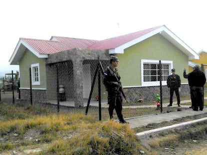 Soldados custodian la casa de la ambientalista.