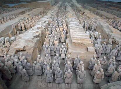 Vista de los guerreros y los caballos de terracota (derecha) de Xian  en el mismo lugar en el que se encontraron en 1974.