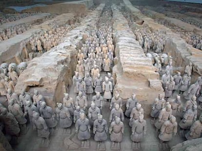 Vista de los guerreros y los caballos de terracota (derecha) de Xian  en el mismo lugar en el que se encontraron en 1974.