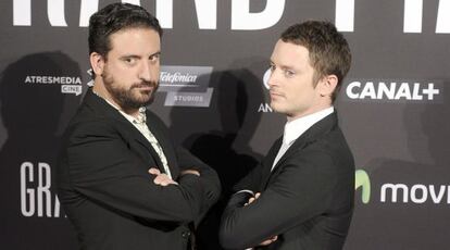 Eugenio Mira (izquierda) y Elijah Wood, en el preestreno de 'Grand piano'.