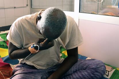 Durante la primera oleada de la pandemia, África fue el continente menos afectado. Pero en la segunda, con los casos "muy por encima" de la primera, "los centros de salud se vieron desbordados", según la OMS. En la imagen, Ousseni Yanogo, de 63 años, en su cama del Hospital Docente Médico Bogodogo de Uagadugú el jueves 4 de febrero de 2021. Yanogo contrajo covid-19 en el cumpleaños de su nieta de seis años. Desde noviembre, Burkina Faso, asolada por el conflicto, se enfrenta a una segunda ola de coronavirus mucho más letal que la primera y a los funcionarios de salud les preocupa que la falta de conocimiento y el cumplimiento de las medidas estén dificultando el control.