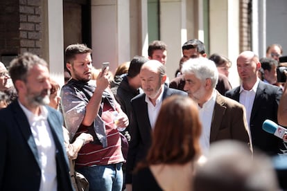 Alfredo Pérez Rubalcaba acude a la sede del PSOE donde se encuentra instalada la capilla ardiente de Carme Chacón.