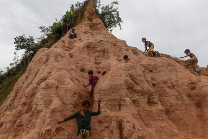 Niños refugiados rohingya juegan en el campo de refugiados de Thankhali en el distrito de Bangladés.