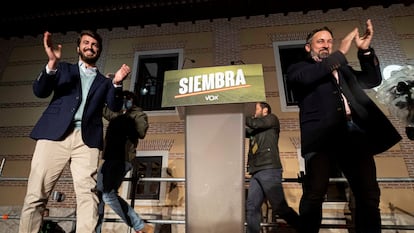 El presidente de Vox, Santiago Abascal (d), y el candidato de esta formación a la Presidencia de la Junta de Castilla y León, Juan García-Gallardo (i), celebran los resultados electorales autonómicos, el domingo en Valladolid.