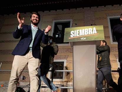 El presidente de Vox, Santiago Abascal (d), y el candidato de esta formación a la Presidencia de la Junta de Castilla y León, Juan García-Gallardo (i), celebran los resultados electorales autonómicos, el domingo en Valladolid.