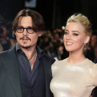 El proceso de divorcio de Johnny Depp y Amber Heard tuvo lugar en 2016 y acabó en agosto de ese año, aunque el actor tardó meses en darle el dinero a su exmujer, que decidió donar sus siete millones de dólares tanto a la Unión Americana de Libertades Civiles como al Hospital de Niños de Los Ángeles. La actriz solicitó el divorcio del intérprete tras 15 meses de matrimonio —se casaron en febrero de 2015 en dos ceremonias, la primera en Los Ángeles y la segunda en la isla privada del actor en Las Bahamas—, y la brevedad de esta relación fue mencionada por el abogado de Depp durante una escueta declaración. La pareja no tenía un acuerdo prenupcial. La fortuna del protagonista de 'Eduardo Manostijeras' está estimada en unos 400 millones de euros. Al anuncio de separación le acompañó una denuncia presentada por Heard de malos tratos.