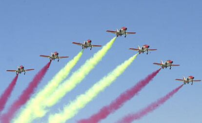 La patrulla acrobática España C-101-Mirlo dibuja la bandera española con humo de colores en el desfile de ayer.