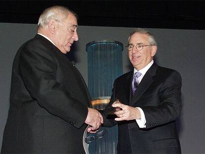 Isidoro Álvarez (a la izquierda) recibe el premio de manos de Arnold B. Zetcher, presidente de la asociación NRF.