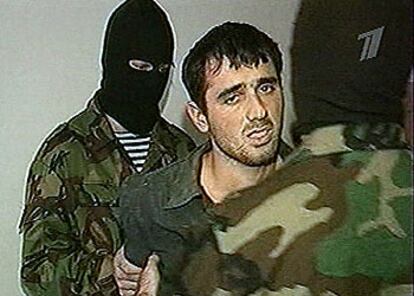 Imagen de la televisión rusa en la que aparece uno de los secuestradores capturados en Beslán.

El ex director de <i>Izvestia</i> Raf Shakirov.