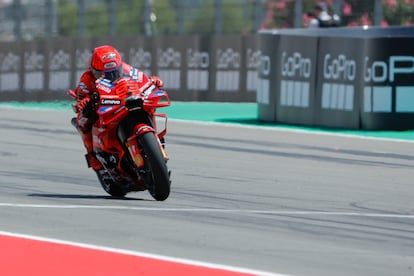 Marc Márquez cruza la línea de meta y gana la carrera 'sprint' del Gran Premio de Aragón.