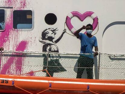 El 'Louise Michel', pintado de rosa y con grafitis de Banksy, partió del puerto de Burriana (Castellón).