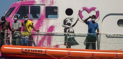 El 'Louise Michel', pintado de rosa y con grafitis de Banksy, partió del puerto de Burriana (Castellón).