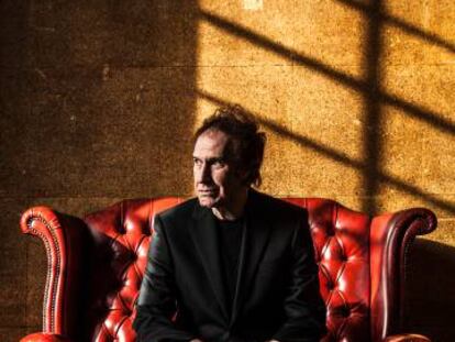 Ray Davies posa en un sill&oacute;n rojo.