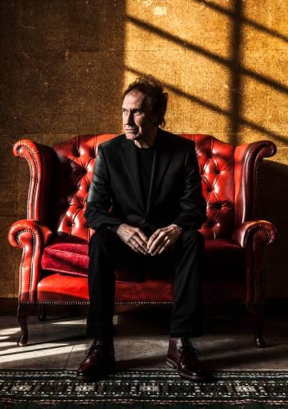 Ray Davies posa en un sillón rojo.