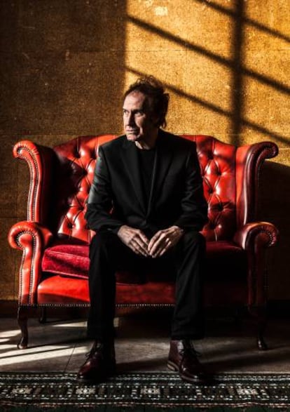 Ray Davies posa en un sill&oacute;n rojo.