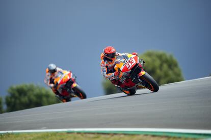 Marc Márquez, seguido en pista por su compañero Pol Espargaró, durante los entrenamientos del GP de Portugal.