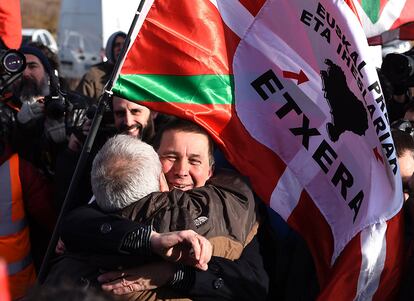 El dirigente de la izquierda abertzale Arnaldo Otegi ha asegurado, nada más abandonar la cárcel de Logroño que "hoy sale un preso político". En la imagen, Otegi abraza a un amigo.