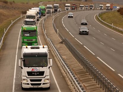 Caravana de camiones desde Nanclares de la Oca hasta la sede del Gobierno Vasco en Vitoria con motivo de la huelga de transportistas.