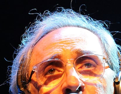 Battiato, durante su actuación en la plaza del Popolo de Ascoli Picento (Italia), en 2011.