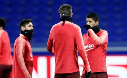 Messi conversa con Piqué y Luis Suárez en Lyon.