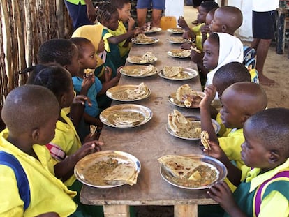 Los alumnos de la escuela en Lamu (Kenia) a la hora de la comidad. 