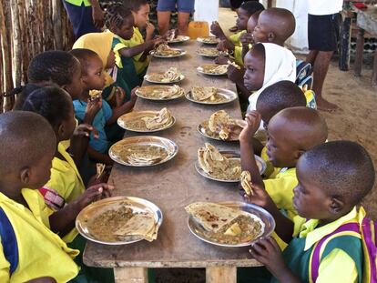 Los alumnos de la escuela en Lamu (Kenia) a la hora de la comidad.