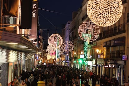 Vista nocturna de la calle Preciados de Madrid.