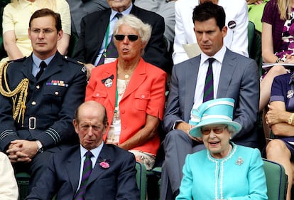 La reina de Inglaterra, Isabel II, y el Duque de Kent, en un momento del partido entre el británico Andy Murray y el finlandés Jarko Nieminen, en la pista central de Wimbledon.