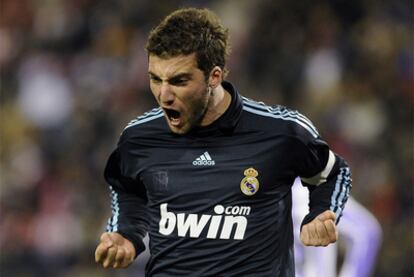 Gonzalo Higuaín celebra uno de sus tantos al Valladolid.