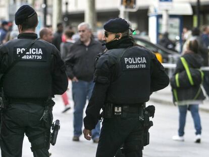 Dos mossos a Barcelona.