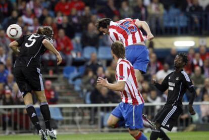 Godín marca gol