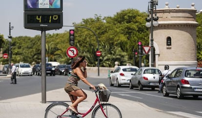 Una mujer pasea en bicicleta, este jueves en Valencia. 