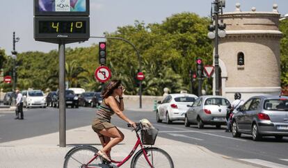Una mujer pasea en bicicleta, este jueves en Valencia.