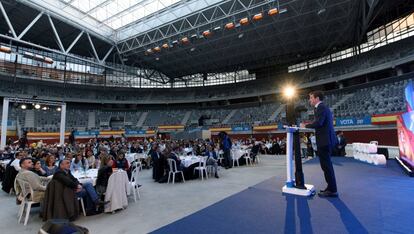 Nadie quiere fotos como la de Casado hablando prácticamente solo en una plaza de toros vacía.