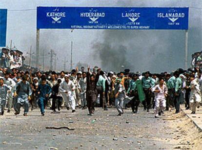 En la imagen, manifestación en la principal calle de Karachi.