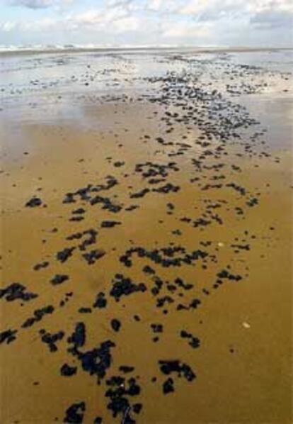 Imagen de una playa de Lege-Cap-Ferret, en el suroeste de Francia, cubierta de bolas de fuel.