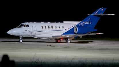 El avión medicalizado que traslada a Argel al líder del Frente Polisario, Brahim Gali, despega del aeropuerto español de Pamplona rumbo a la capital argelina.