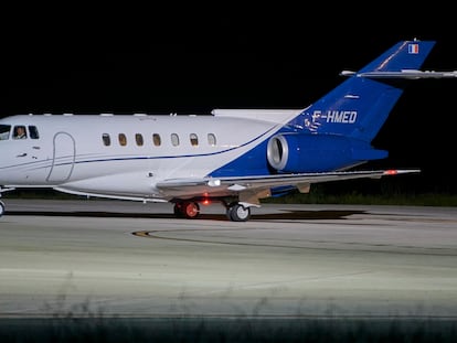 El avión medicalizado que traslada a Argel al líder del Frente Polisario, Brahim Gali, despega del aeropuerto español de Pamplona rumbo a la capital argelina.