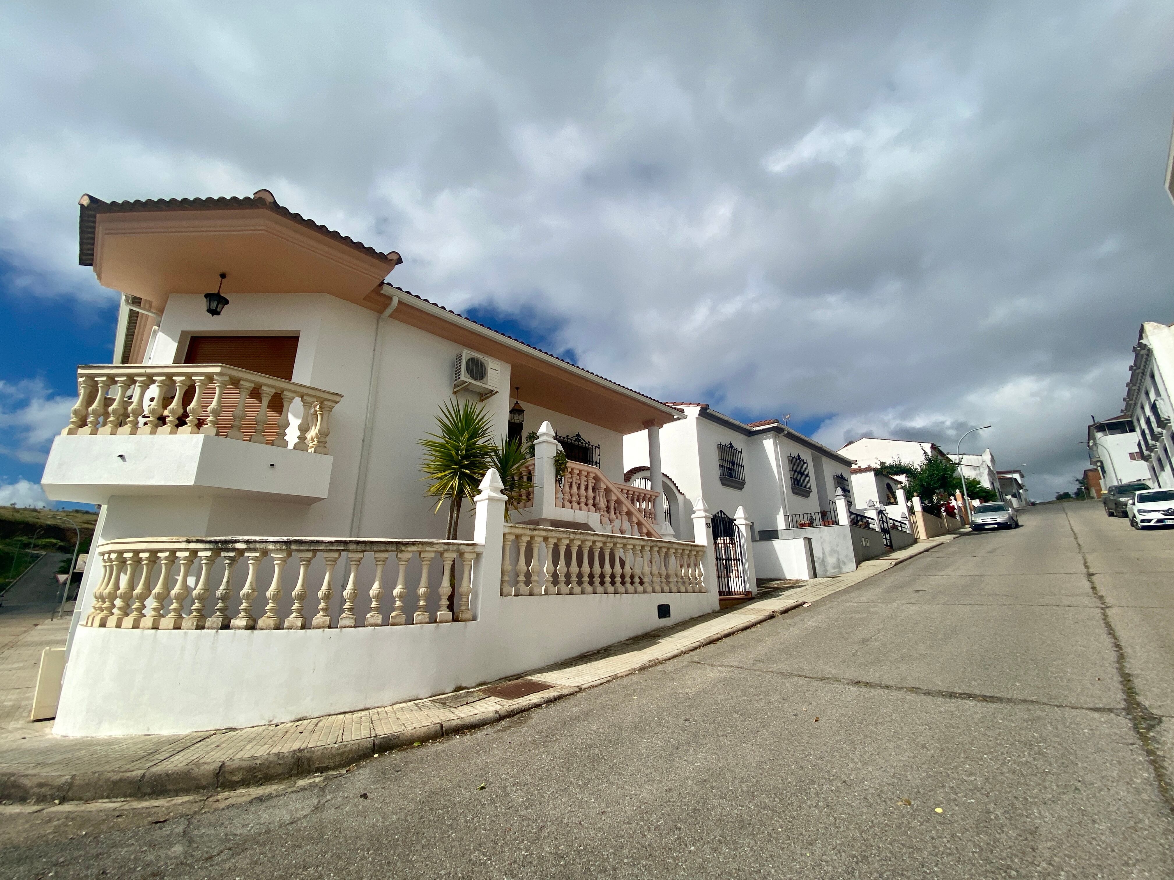 En primer plano haciendo esquina, la casa de Manuela Chavero, dos número más al  fondo, la de Eugenio Delgado.