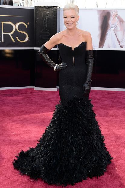 Tabatha Coffey, la peluquera con más mala leche de la televisión, no abandonó su imagen de dominatrix catódica y combinó estos guantes de piel con un gown de Mark Zunino.