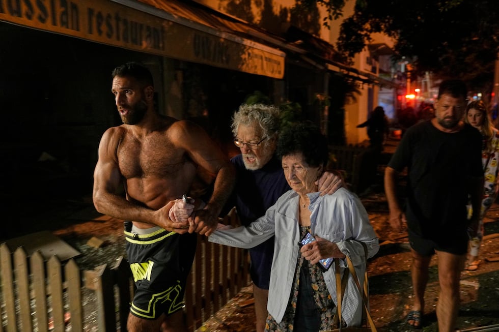 Evacuación de vecinos de una de las zona golpeadas por el ataque iraníe de este lunes contra Tel Aviv.