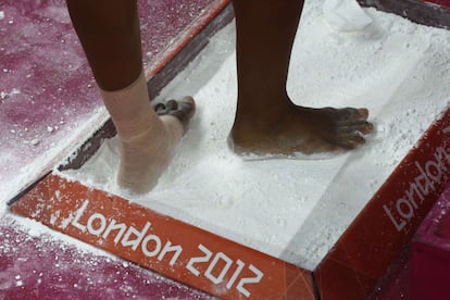 La gimnasta estadounidense Gabrielle Douglas mete sus pies en tiza durante la prueba individual femenina de gimnasia artística, en la que se ha alzado con el oro.