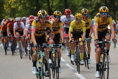 Primoz Roglic, junto con otros corredores del equipo Jumbo, durante la decimosexta etapa del Tour de Francia este martes