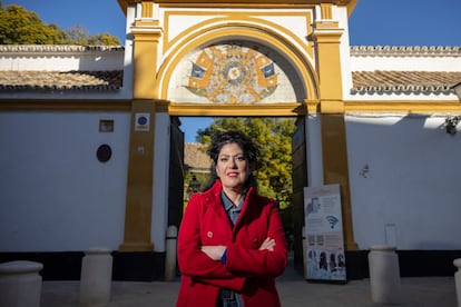 Eva Díaz Pérez delante del Palacio de Dueñas de Sevilla, lugar donde nació Antonio Machado, el 13 de enero.