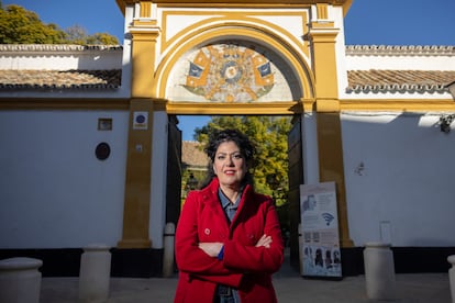 Eva Daz Prez delante del Palacio de Due?as de Sevilla, lugar donde naci Antonio Machado, el 13 de enero.