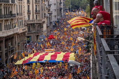 Manifestación de la Diada a su paso por la Via Laietana.