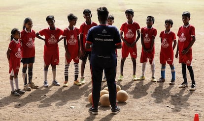 La Fundación Oscar desarrolla un programa en barriadas marginales de Bombay para educar y formar a los chavales y darles una oportunidad de salir de las calles. Tras su visita, el verano pasado, el futbolista español Juan Mata cristalizó la idea de que los futbolistas profesionales e instituciones de este deporte donasen el 1% de sus millonarios ingresos a causas sociales. Así nació Nació así Common Goal (Objetivo Común), un proyecto que se va a dar a conocer en el mundial de fútbol de Rusia.