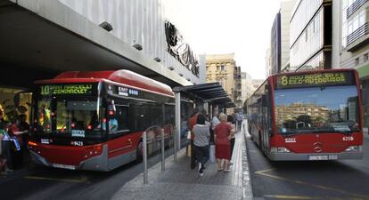 Dos autobuses, este viernes, en una parada en el centro de Valencia. 